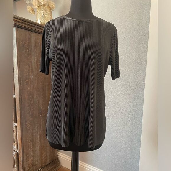 Black Small NWOT cuddl Duds everyday shirt. Silky feel. 100% polyester. - Picture 1 of 5